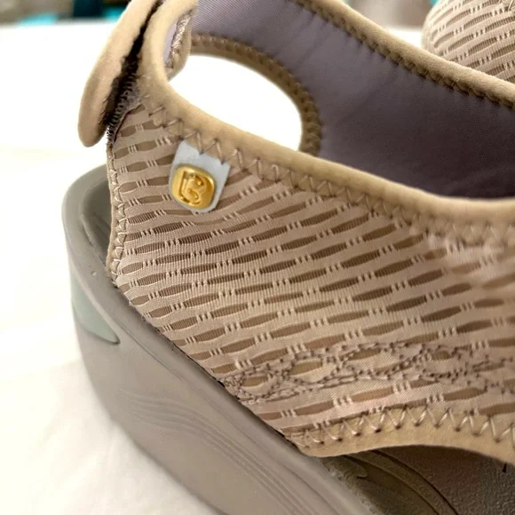 BZees Dream Sandal Beige 9.5 Synthetic Sole Hook and Loop Closure Machine Wash - Picture 3 of 14